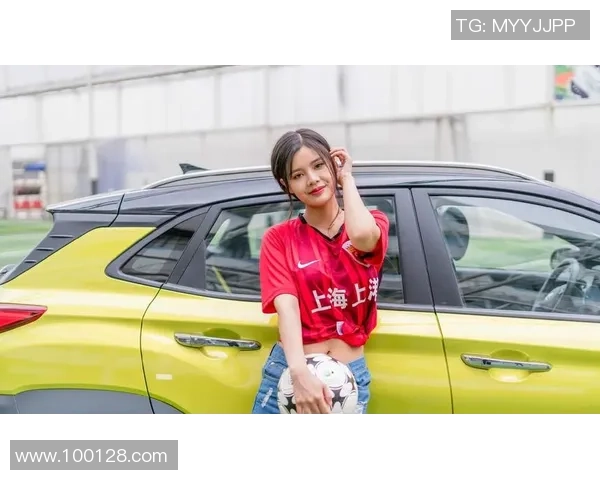 小姐姐化身足球明星演绎经典歌曲展现独特魅力与才华